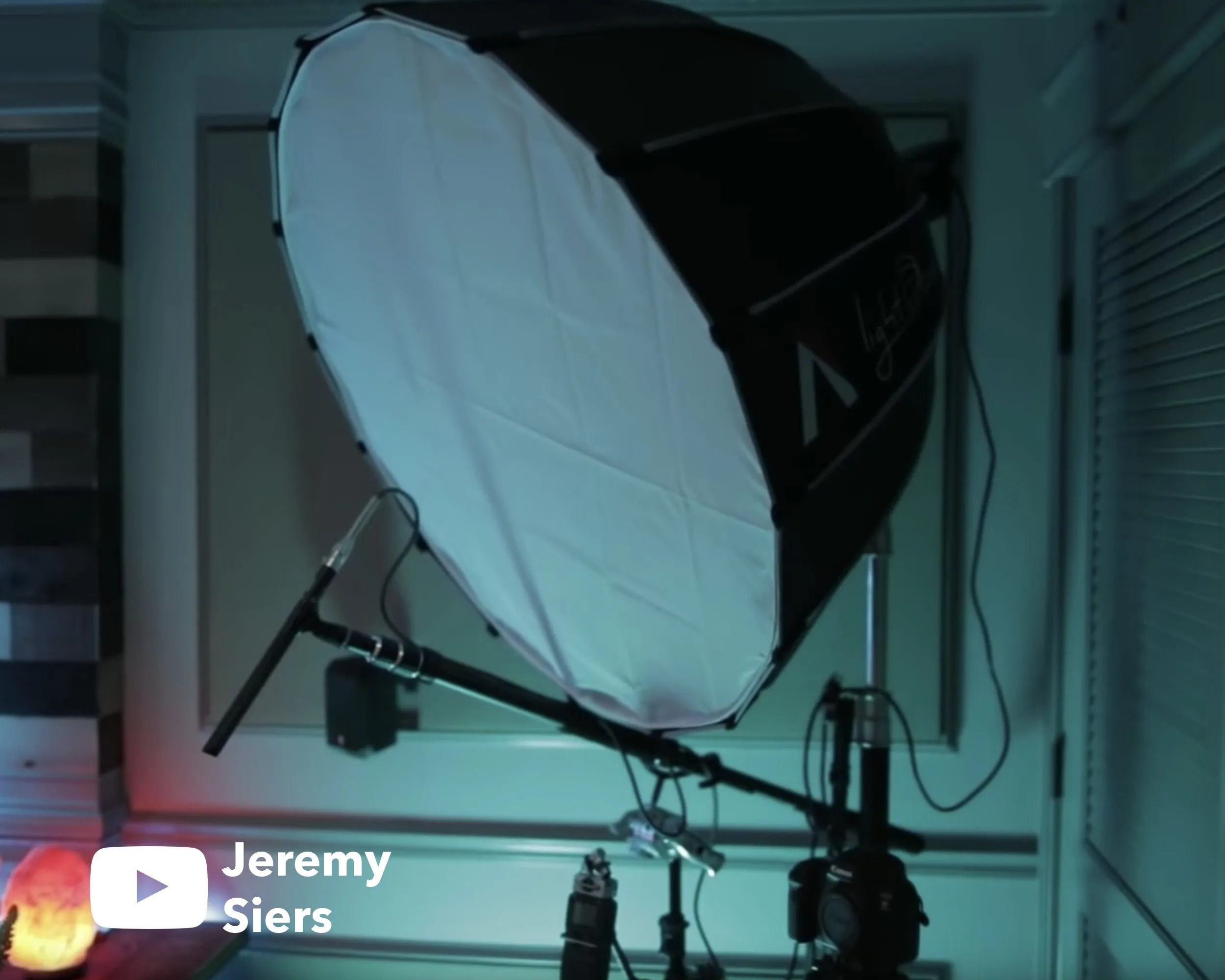 Aputure LS C120D II Pro Kit (Including Light Dome II Softbox and Light Stand) - Bundle